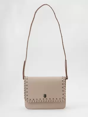 Oferta de Bolso tipo bandolera efecto piel con Detalle de tachuelas en tapeta y asas y Cierre mediante imán con Asa hombro larga color Beige para Mujer por 49,99€ en Koröshi