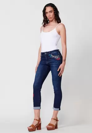 Oferta de Pantalón largo denim slim acabado en vuelta con Detalle floral bordado y Cierre delantero con cremallera y botón color Azul para Mujer por 59,99€ en Koröshi