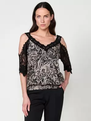 Oferta de Blusa abullonada de manga corta en crepe con escote pico en blonda, mangas en blonda y cintura fruncida con volante en bajo con estampado cachemir color Negro para Mujer por 39,99€ en Koröshi