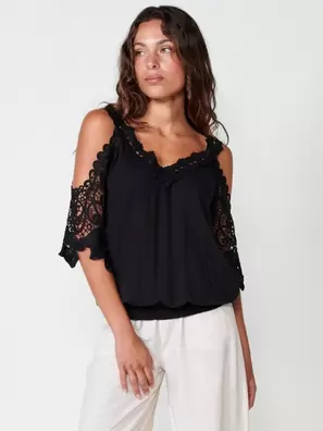 Oferta de Blusa de manga corta abullonada en crepe con escote pico en blonda y mangas en blonda con cintura fruncida con volante en bajo color Negro para Mujer por 39,99€ en Koröshi