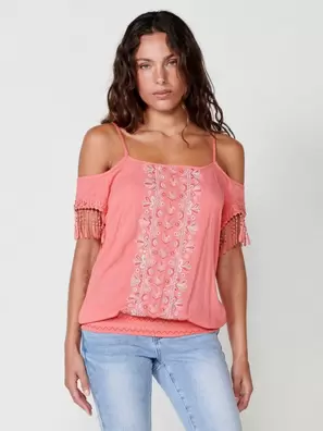 Oferta de Blusa de manga corta con escote y hombro descubierto con manga con detalle de puntilla y fruncido en cintura con hilos a contraste con bordado cenefa central y tirantes color Coral para Mujer por 39,99€ en Koröshi