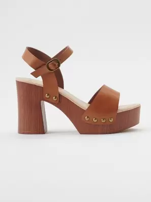 Oferta de Sandalias de tacón con plataforma efecto piel con Tacón ancho y Cierre con hebillas en el tobillo color Marrón para Mujer por 59,99€ en Koröshi