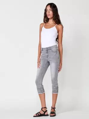 Oferta de Pantalón Jeans Capri Elástico con Cenefa Bordada y Bajo Deshilachado en Denim Gris por 49,99€ en Koröshi