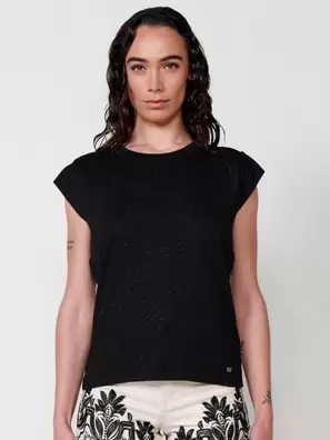 Oferta de Camiseta manga corta con escote redondo y tejido brillos con logo 3D en el pecho y placa metálica con logo Koröshi en el bajo para mujer de color negro por 35,99€ en Koröshi