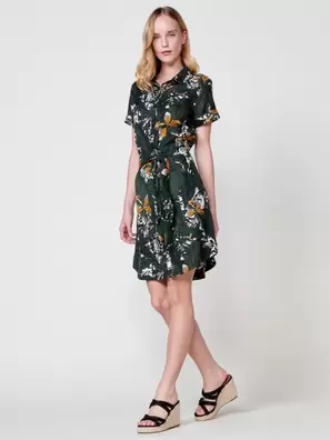 Oferta de Vestido Camisero Negro con Estampado Tropical por 59,99€ en Koröshi
