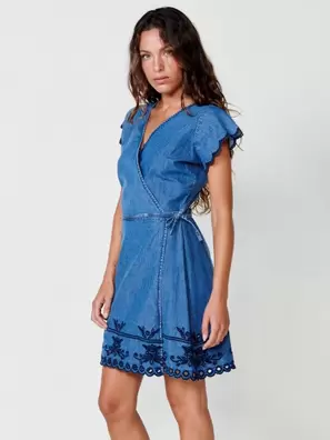 Oferta de Vestido Corto Chambray Efecto Denim con Escote Cruzado, Manga Volante y Bordados Florales en Azul Oscuro para Mujer por 69,99€ en Koröshi