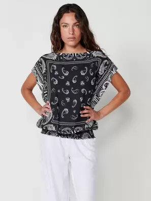 Oferta de Blusa de Satén Abullonada con Estampado Cachemir y Escote Barco para Mujer en negro por 39,99€ en Koröshi