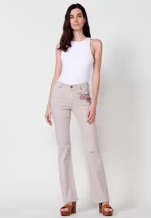 Oferta de Pantalón largo jeans campana con Bordado delantero floral color Beige para Mujer por 49,99€ en Koröshi