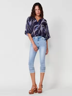 Oferta de Camisa voile de manga corta con cuello mao y cierre central con botones con el bajo redondo y estampado de hojas color Azul para Mujer por 39,99€ en Koröshi