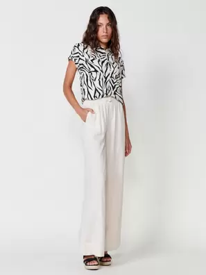 Oferta de Camisa manga corta con detalle doblado y cuello mao con cierre con botones con estampado cebra, placa metálica con logo Koröshi en la espalda color Blanco para Mujer por 39,99€ en Koröshi