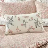 Oferta de Cojín Crosswell Rosa Coral por 66,75€ en Laura Ashley