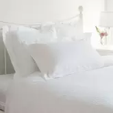 Oferta de Bajera Shalford blanco ajustable - Cama 135cm por 25,5€ en Laura Ashley