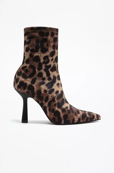 Oferta de Botín tacón fino animal print por 29,99€ en Lefties