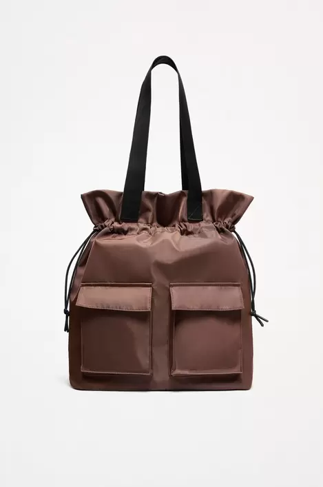 Oferta de Bolso pocket nailon por 15,99€ en Lefties