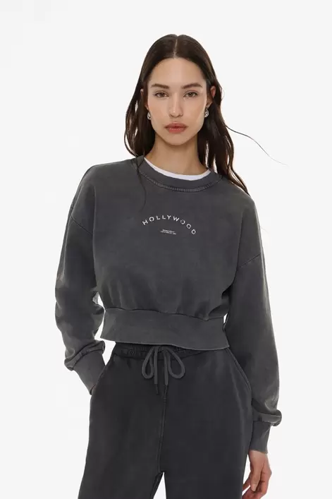 Oferta de Sudadera cropped lavado ácido por 17,99€ en Lefties