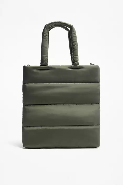 Oferta de Bolso shopper acolchado por 19,99€ en Lefties