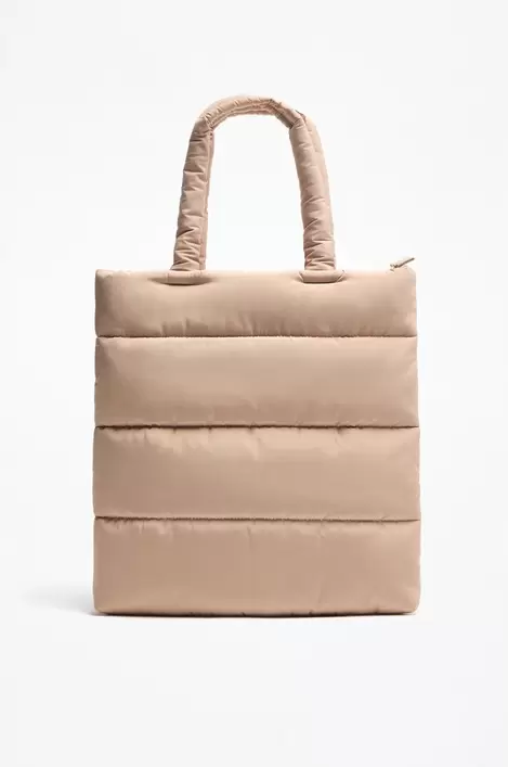 Oferta de Bolso shopper acolchado por 19,99€ en Lefties