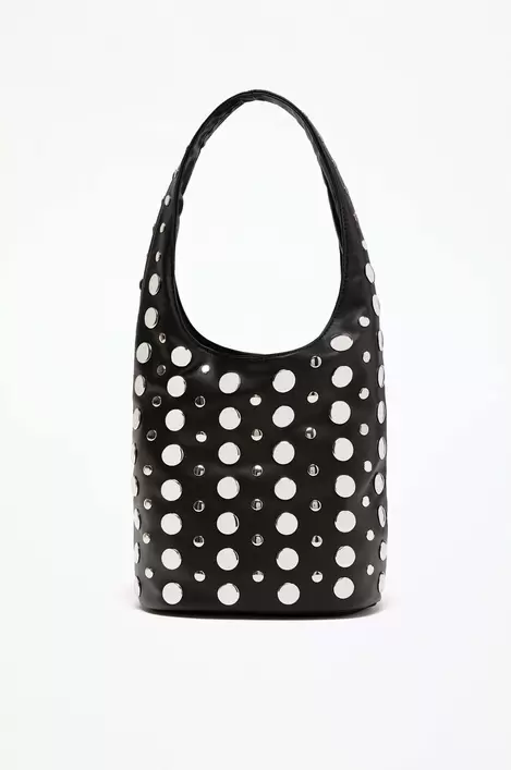 Oferta de Bolso saco tachas por 25,99€ en Lefties