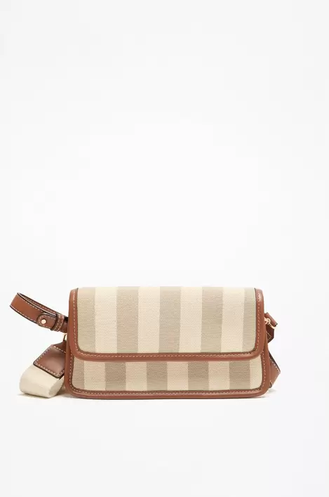 Oferta de Bolso bandolera canvas rayas por 15,99€ en Lefties