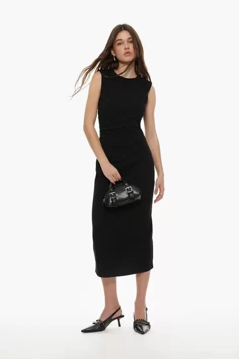 Oferta de Vestido midi fruncido por 22,99€ en Lefties