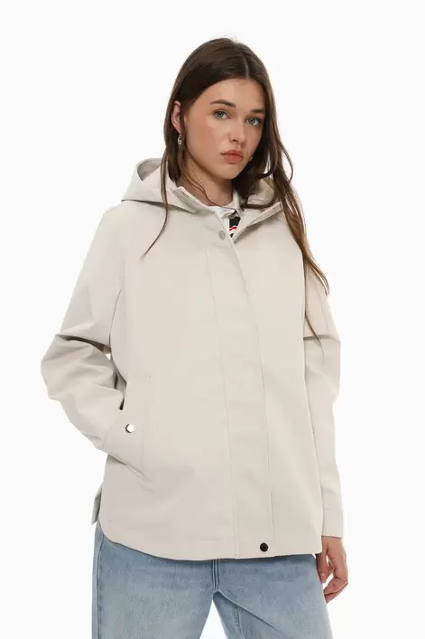 Oferta de Parka corta engomada por 29,99€ en Lefties