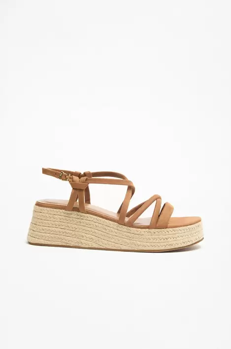 Oferta de Sandalia cuña tiras por 19,99€ en Lefties