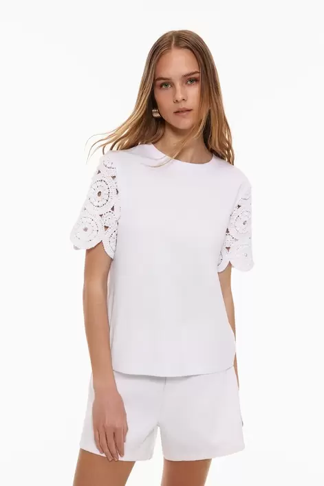 Oferta de Camiseta mangas crochet por 12,99€ en Lefties