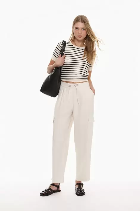 Oferta de Pantalón cargo pliegues por 19,99€ en Lefties