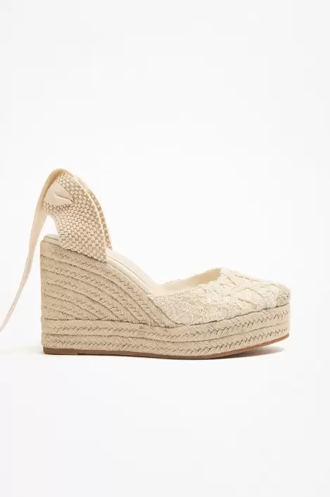 Oferta de Alpargata cuña plataforma bordados por 29,99€ en Lefties