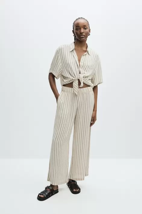 Oferta de Pantalón textura por 9,99€ en Lefties