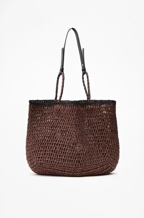 Oferta de Bolso shopper efecto natural asa cinturón por 22,99€ en Lefties