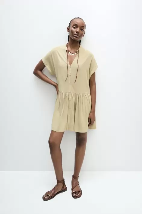 Oferta de Vestido corto rústico por 17,99€ en Lefties