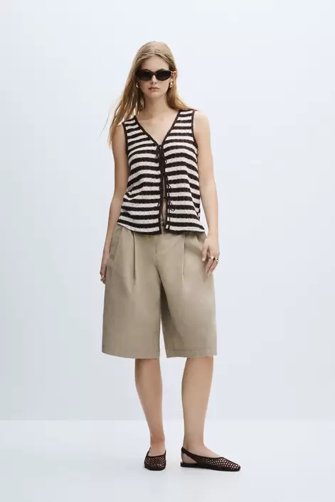 Oferta de Bermuda algodón pliegues por 15,99€ en Lefties