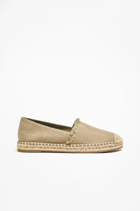 Oferta de Alpargata plana por 12,99€ en Lefties