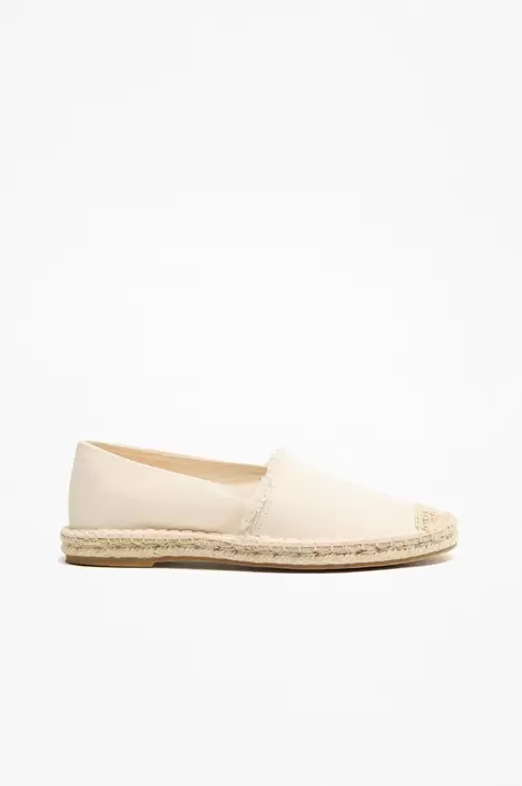 Oferta de Alpargata plana por 12,99€ en Lefties