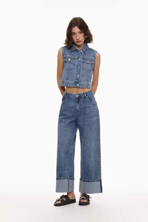 Oferta de Jeans wide fold up por 22,99€ en Lefties