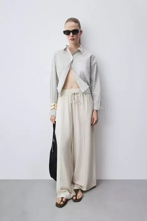 Oferta de Jeans wide leg ligero por 17,99€ en Lefties