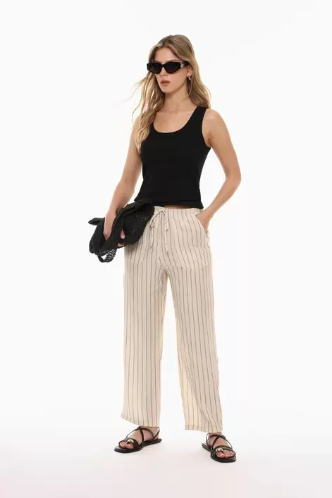 Oferta de Pantalón textura por 12,99€ en Lefties