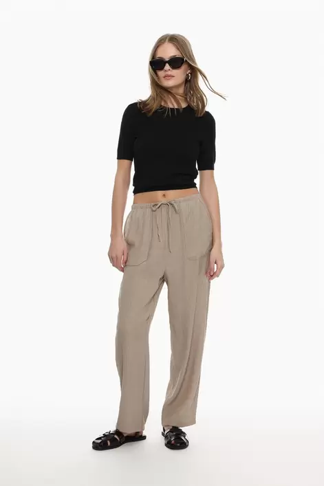 Oferta de Pantalón textura por 12,99€ en Lefties