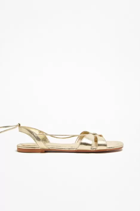 Oferta de Sandalia atada metalizada por 19,99€ en Lefties