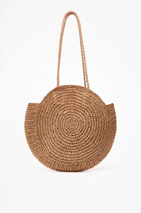 Oferta de Bolso shopper redondo efecto natural por 19,99€ en Lefties