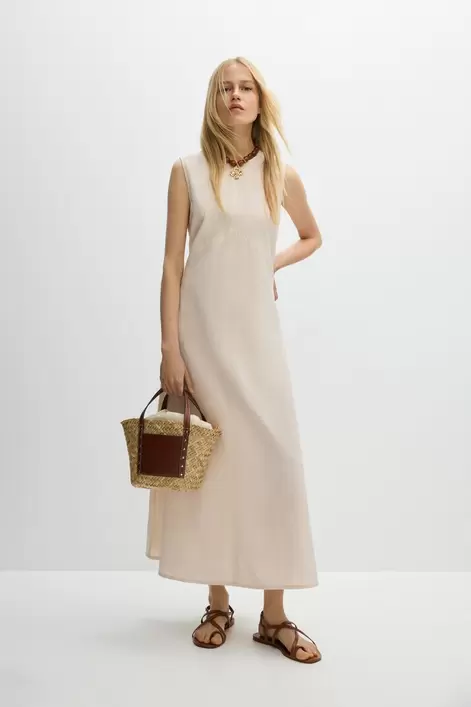 Oferta de Vestido midi rústico por 22,99€ en Lefties