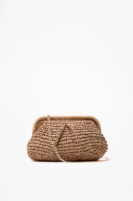 Oferta de Bolso mano efecto natural por 15,99€ en Lefties