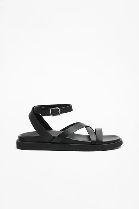 Oferta de Sandalia plana tiras por 22,99€ en Lefties