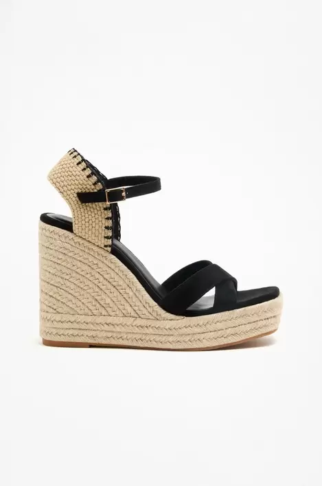 Oferta de Sandalia cuña plataforma por 26,99€ en Lefties