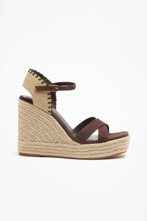 Oferta de Sandalia cuña plataforma por 26,99€ en Lefties