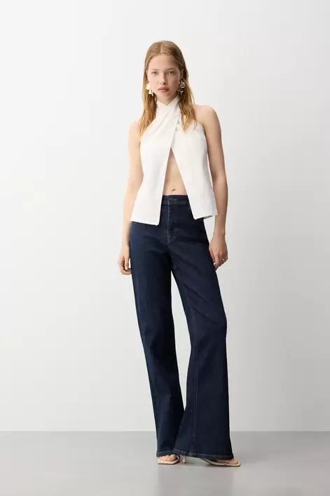 Oferta de Jeans flare tiro alto por 19,99€ en Lefties