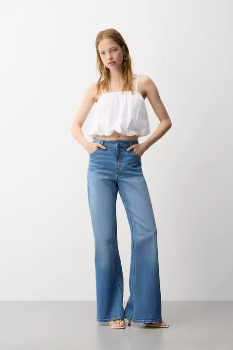 Oferta de Jeans flare tiro alto por 19,99€ en Lefties