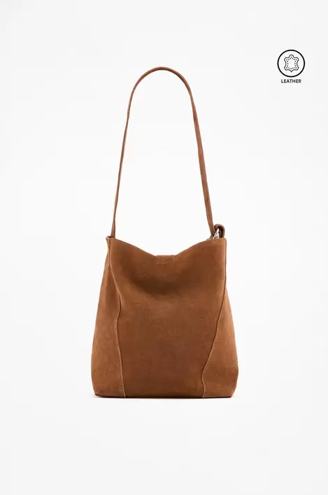 Oferta de Bolso saco piel por 35,99€ en Lefties