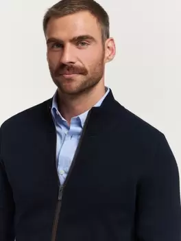 Oferta de CARDIGAN CONTRASTE AZUL MARINO por 35,95€ en Álvaro Moreno